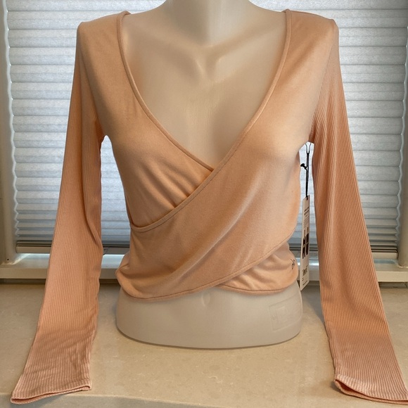 ALO Yoga Tops - Alo Yoga Amelia Long Sleeve Crop Top. 
BNWT